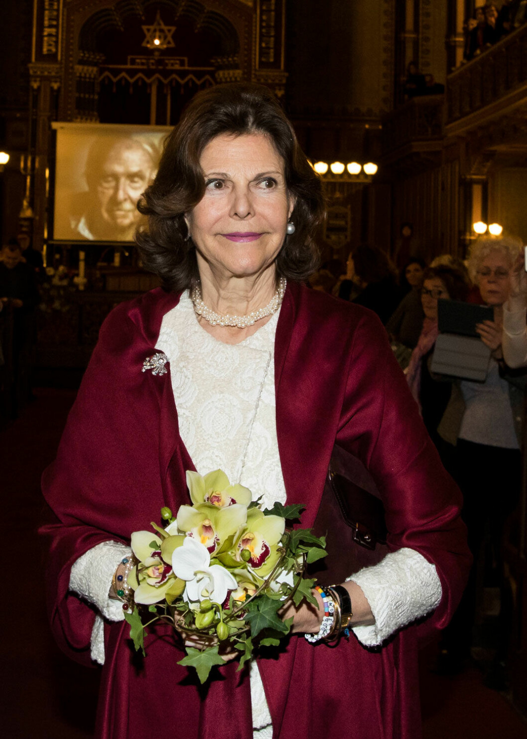 Drottningen på plats i synagogan.