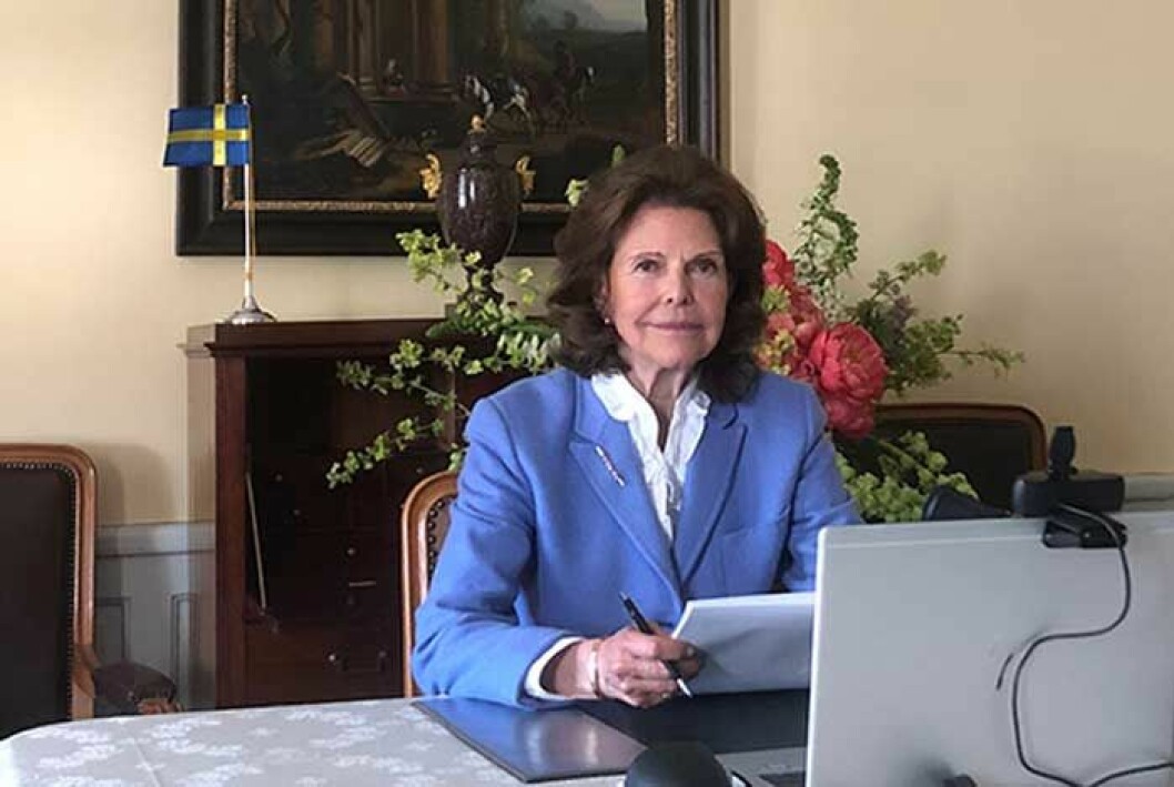 Silvia i vit blus under ett möte på Stenhammars slott. Silvia på Stenhammar