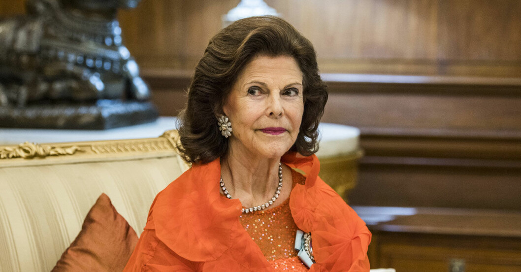 Drottning Silvia bjuder ofta in alla fotografer – men i vissa lägen säger hon stopp. Drottning Silvia i orange.