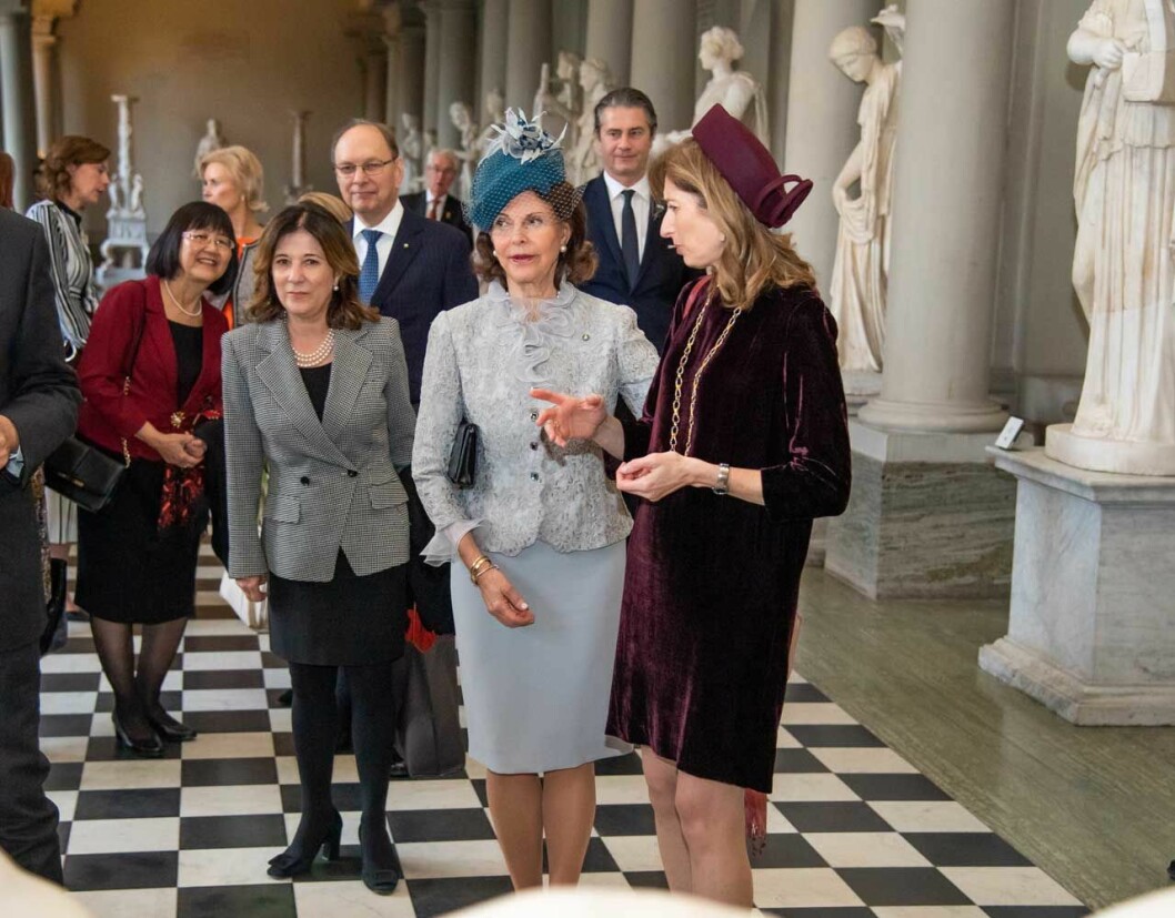 Drottning Silvia och Laura Mattarella bland de italienska skulpturerna på Gustav III:s Antikmuseum. Drottning Silvia och Laura Mattarella bland de italienska skulpturerna på Gustav III:s Antikmuseum.