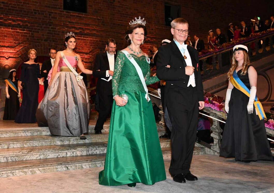 Drottning Silvia i grön klänning på Nobel.