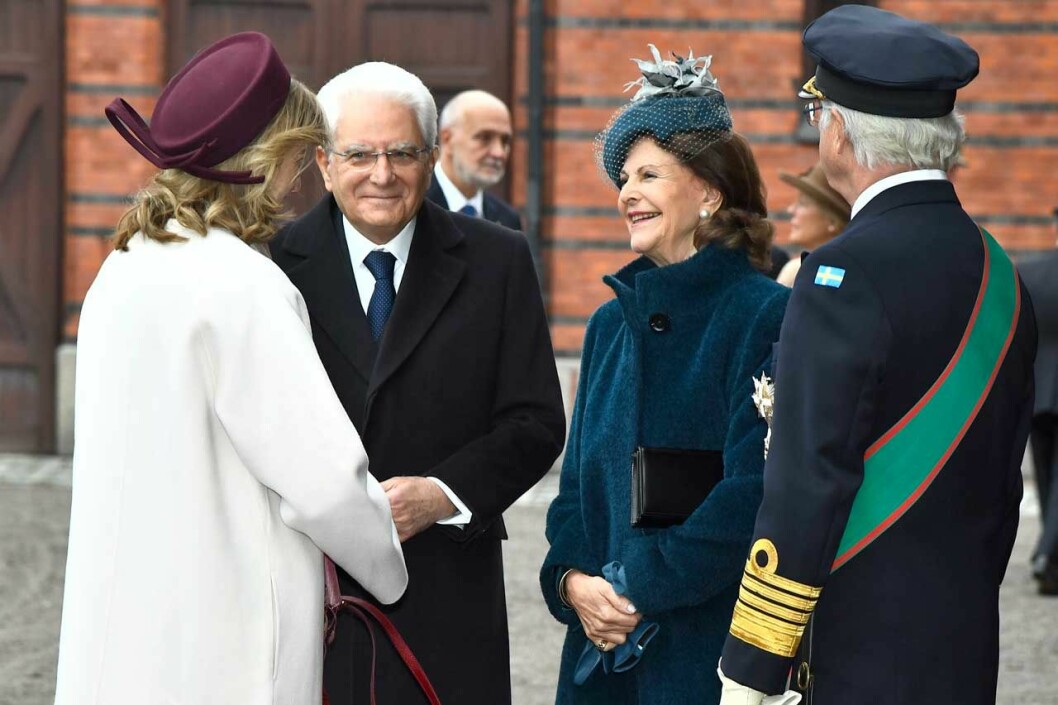 Det blev ett hjärtligt möte vid Kungliga Hovstallet. Det har inte varit statsbesök från Italien på 20 år. Och senast kungaparet gjorde statsbesök i Italien var 2009. Det har inte varit statsbesök från Italien på 20 år. Och senast kungaparet gjorde statsbesök i Italien var 2009.
