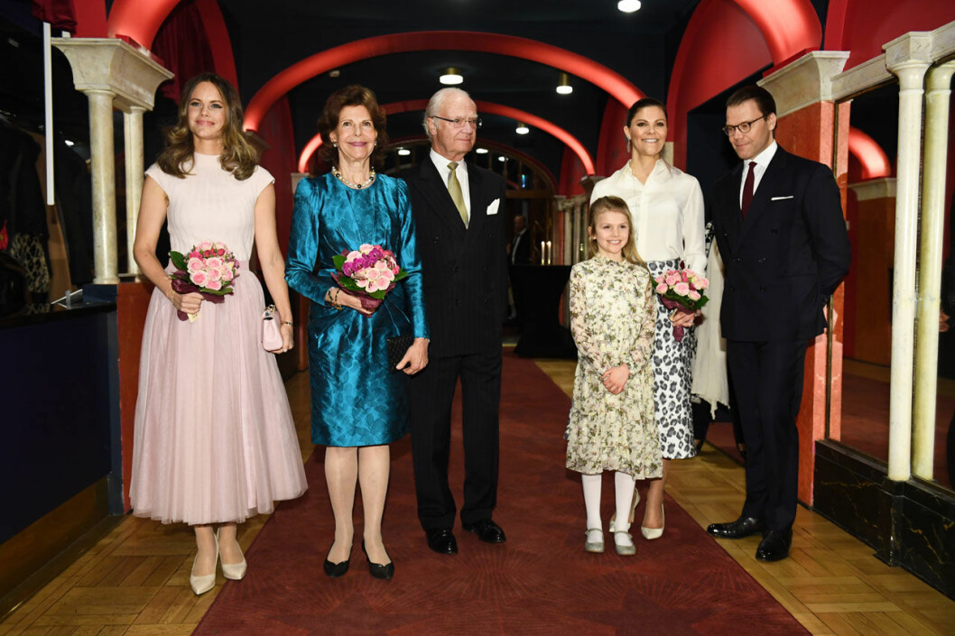 Kungafamiljen på Vasateatern i kväll. Prinsssan Sofia, drottning Silvia, kungen, prinsessan Estelle, kronprinsessan Victoria och prins Daniel.