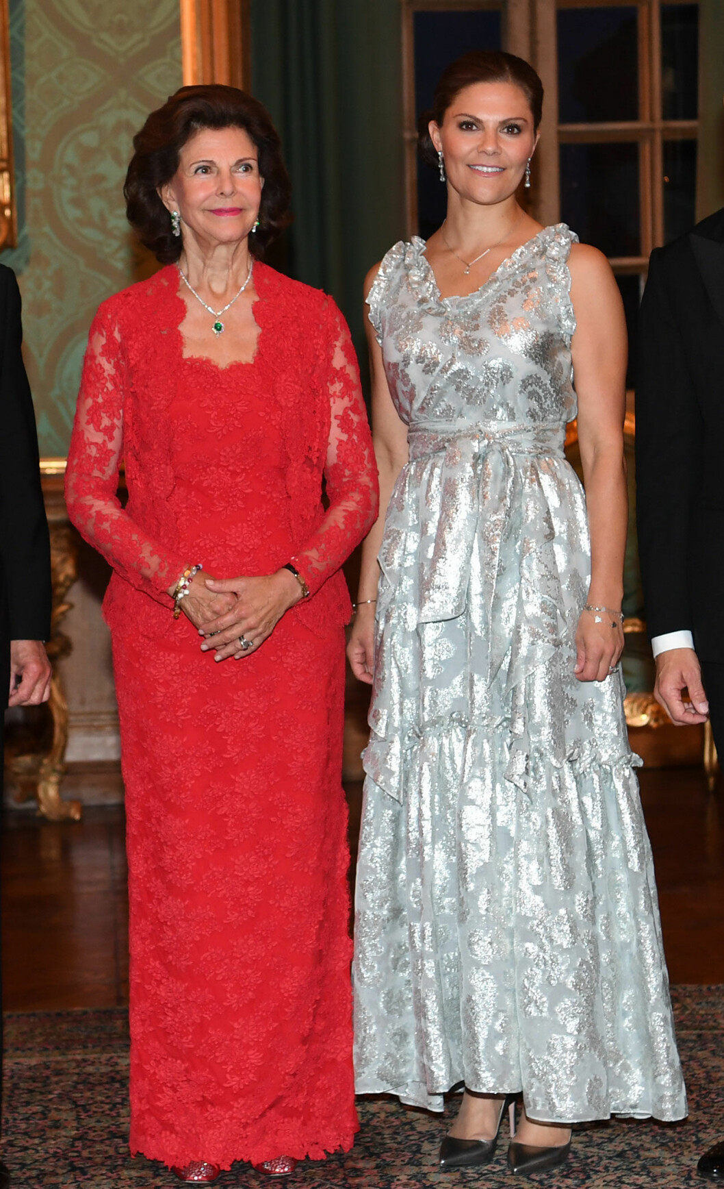 Silvriga volanger från H&M:s Conscious Collection på kronprinsessan Victoria – och kärleksröda spetsar på drottning Silvia. Silvriga volanger från H&M:s Conscious Collection på Victoria och röd spets på drottning Silvia.