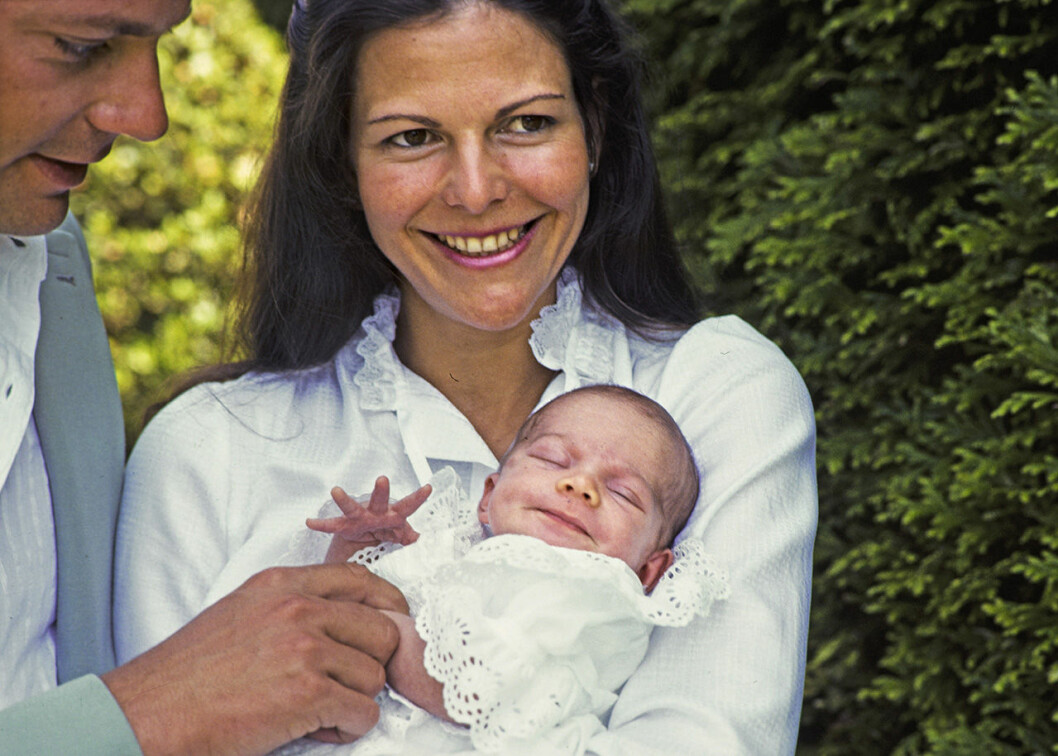 Kronprinsessan Victoria möter pressen vid sitt första officiella framträdande med kungen och drottningen på Solliden. Kronprinsessan Victoria och drottning Silvia