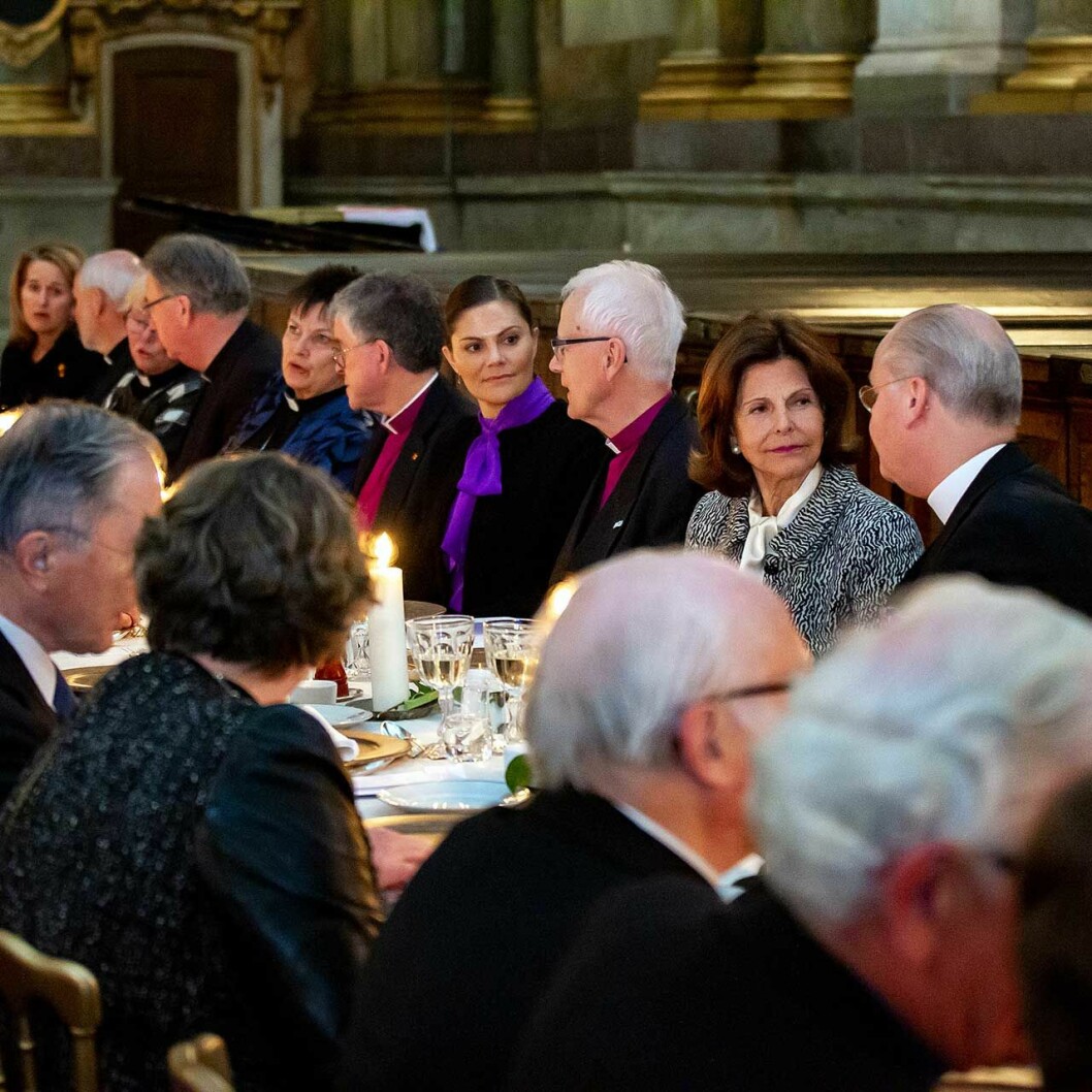 Victoria var passande klädd, hon valde knytblus i kyrkligt lila. Kronprinsessan Victoria åt middag i Slottskyrkan, klädd i lila knytblus. Bredvid drottning Silvia.