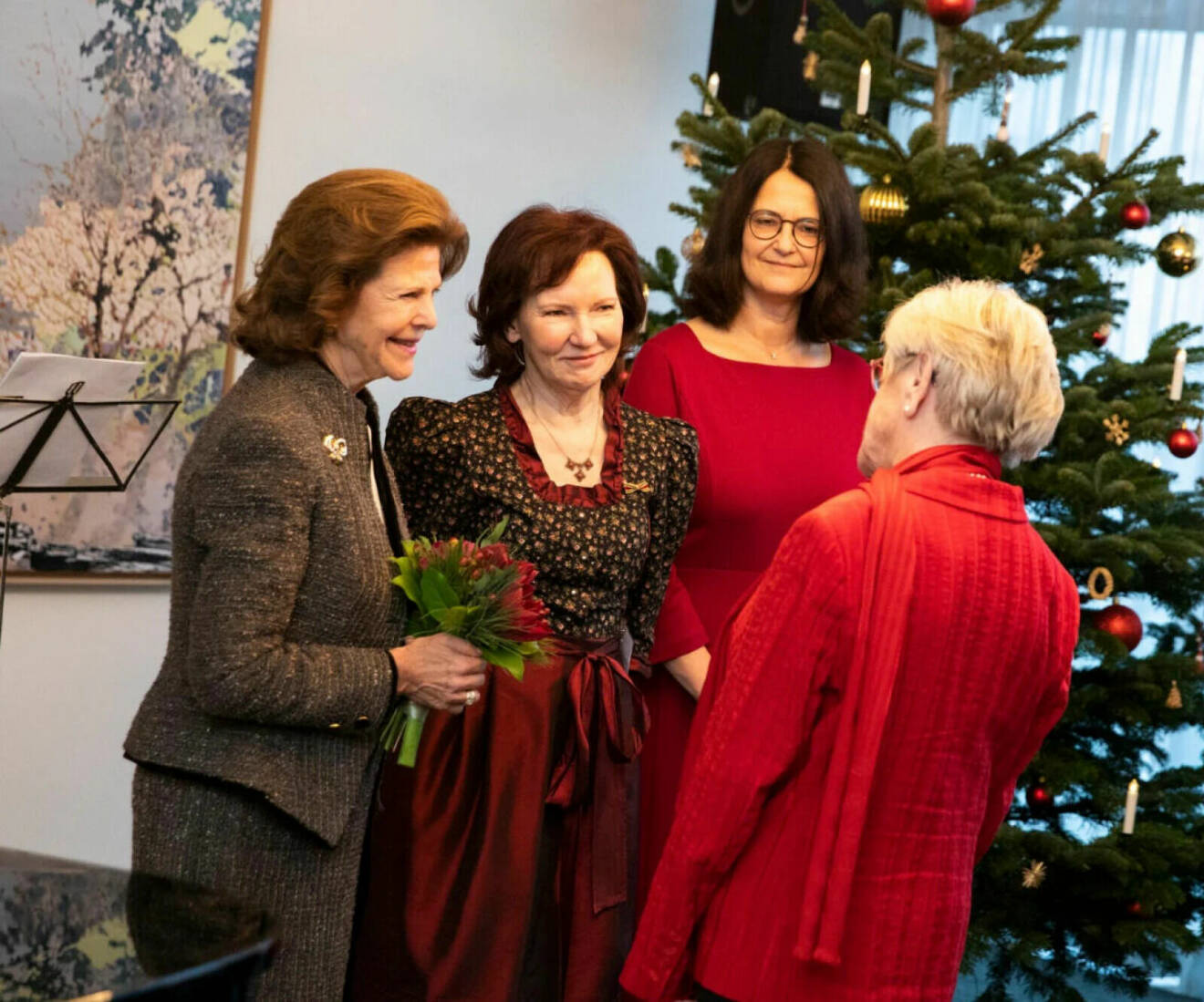 Drottning Silvia minglar med Tyska Damklubbens ordförande Petra Wikström och ambassadören Christina Beinhoff.