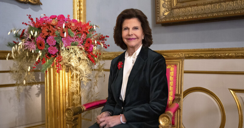 Drottningens födelsedag den 23 december 2020 uppmärksammades med en ny porträttbild, såklart med blommor i bakgrunden! drottning silvia