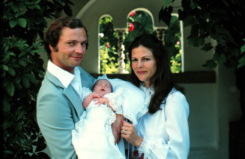 Kung Carl XVI Gustaf och drottning Silvia med en nyfödd kronprinsessan Victoria i famnen