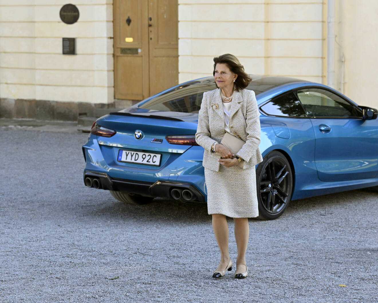 Drottning Silvia utanför kungens bil vid Drottningholm