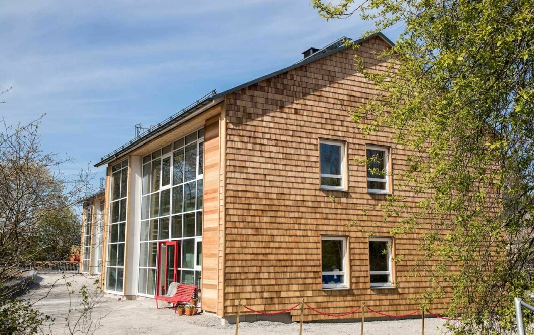 SilviaBo – ett stilbrott på Drottningholm? Fasaderna är av cederträ, det är spån på gavlarna och plankor på balkongsidan. SilviaBo på Drottningholm