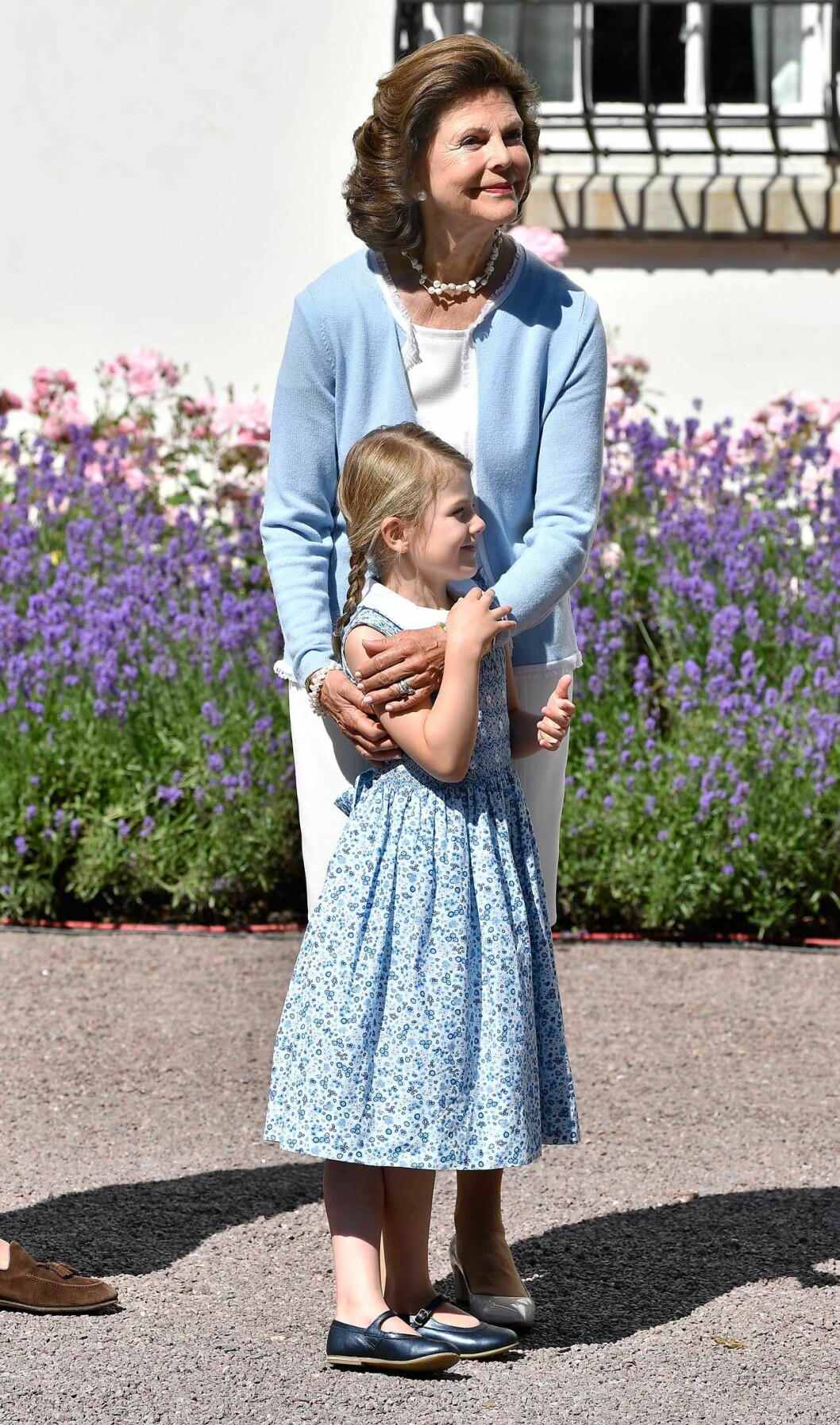 Drottning Silvia och prinsessan Estelle på Öland. Drottning Silvia och prinsessan Estelle på Öland.