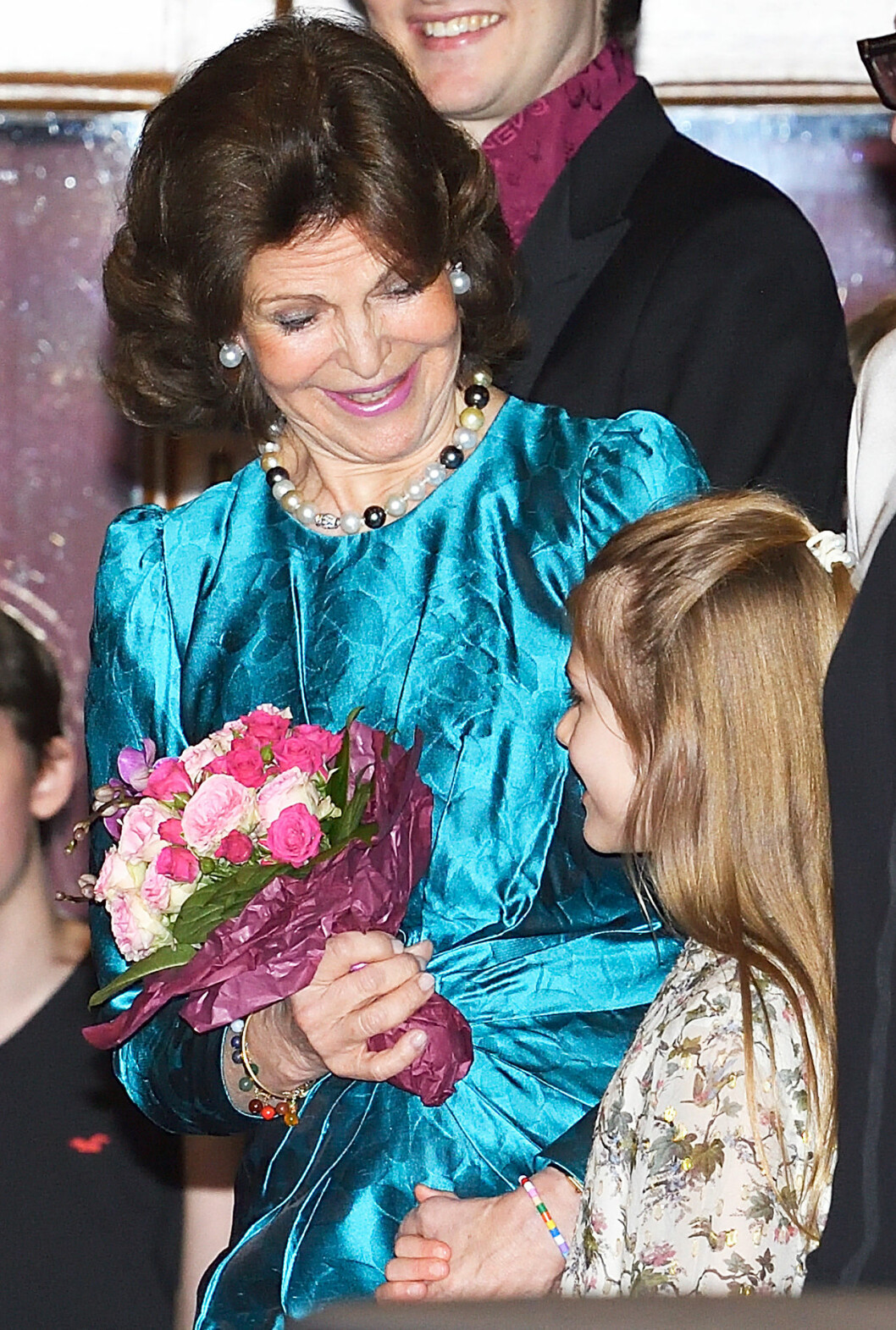Estelles höll sig nära mormor Silvia under konserten på Vasateatern. drottning silvia prinsessan estelle