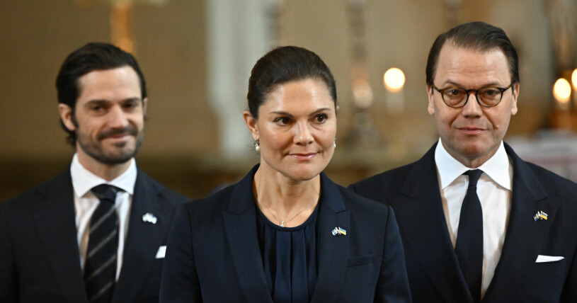 Prins Carl Philip, kronprinsessan Victoria och prins Daniel närvarar vid fredsbön i Slottskyrkan