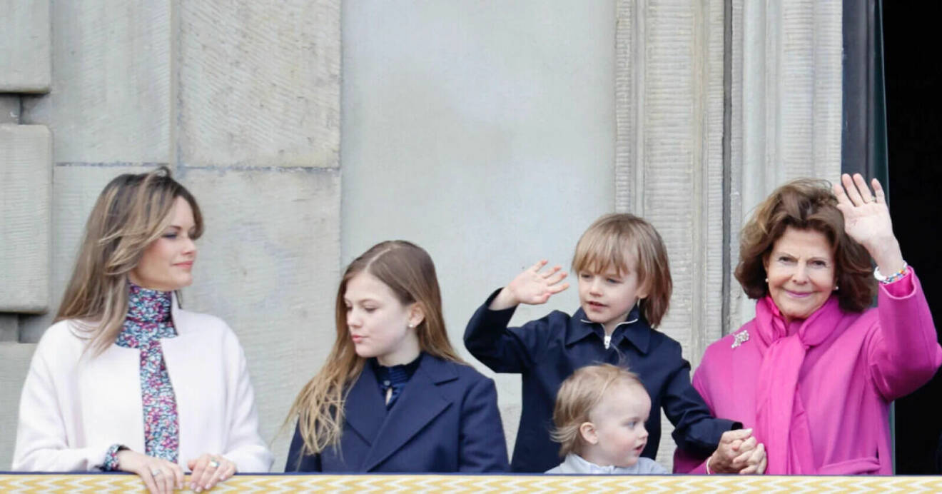 Prinsessan Sofia, prinsessan Estelle, prins Julian och prins Gabriel, och drottning Silvia vinkar till folket på Kungliga slottet