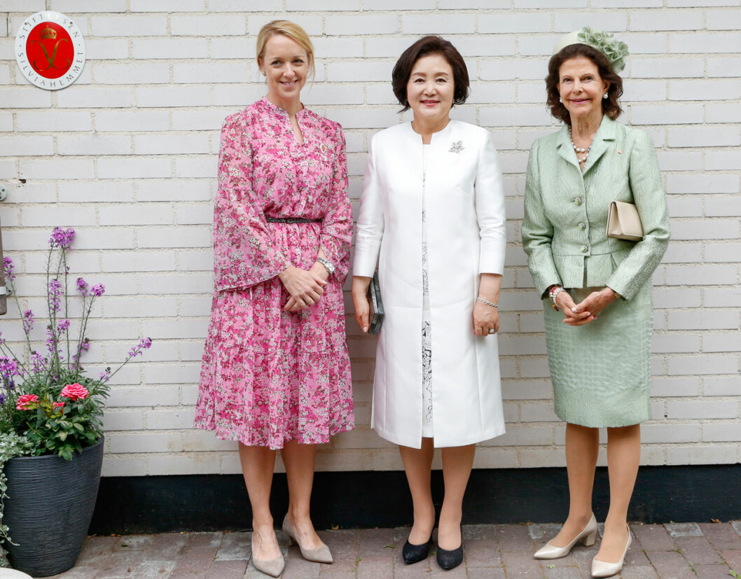 Silviahemmets verksamhetschef Petra Tegman tog emot… Silviahemmets verksamhetschef Petra Tegman med drottning Silvia och presidentfrun Kim Jung-Sook.