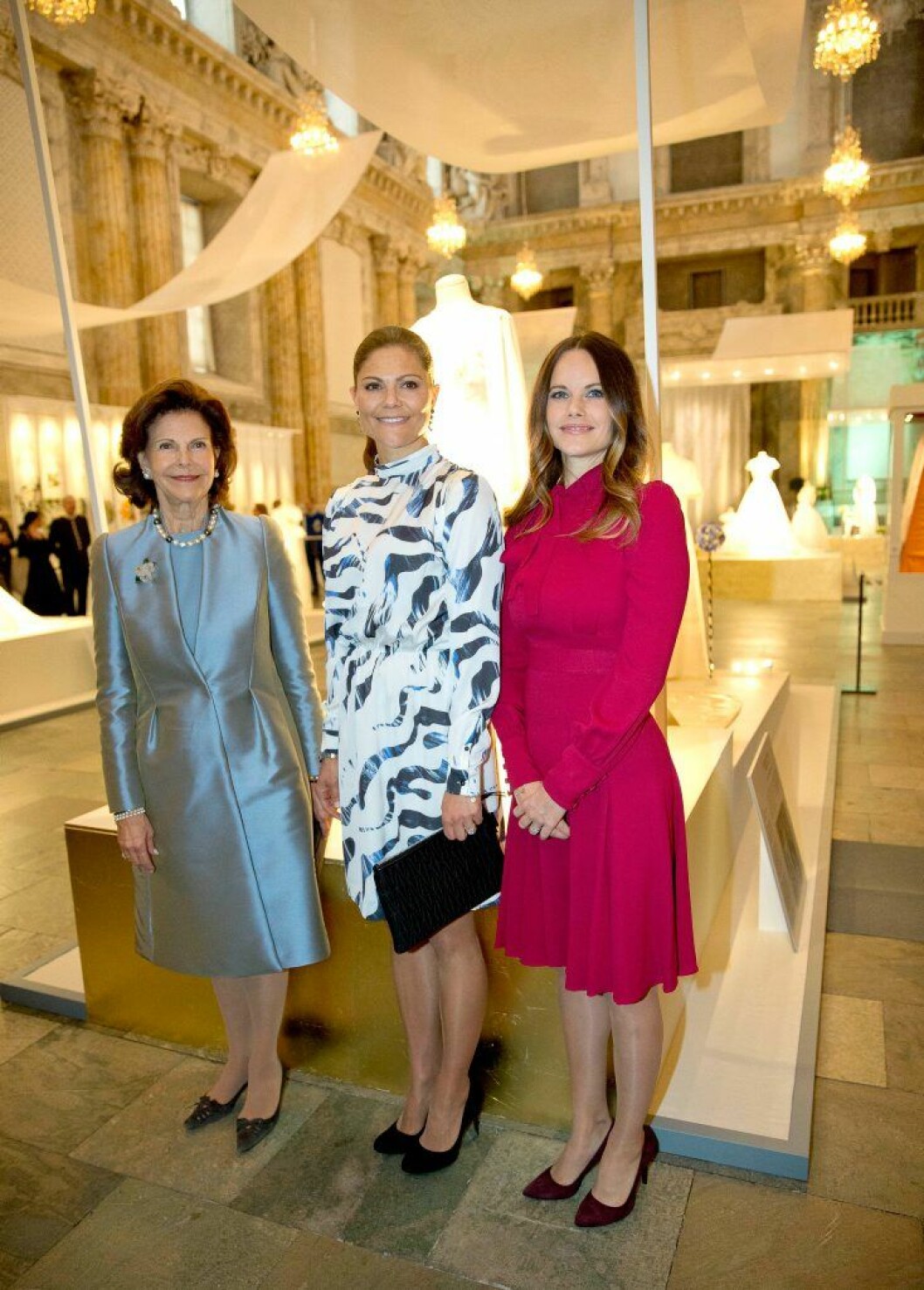 En tur längs minnenas allé blev det när drottningen tillsammans med kronprinsessan och prinsessan Sofia invigde den stora brudklänningsutställningen på Slottet.<p></p><p></p><p></p> Drottning Silvia