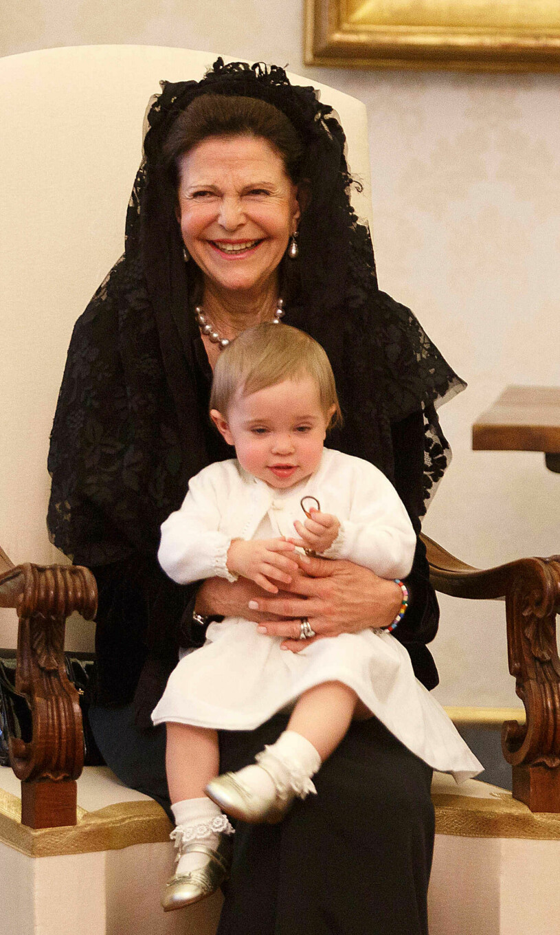 Drottning Silvia med barnbarnet prinsessan Leonore i famnen 2015 när de träffade påven