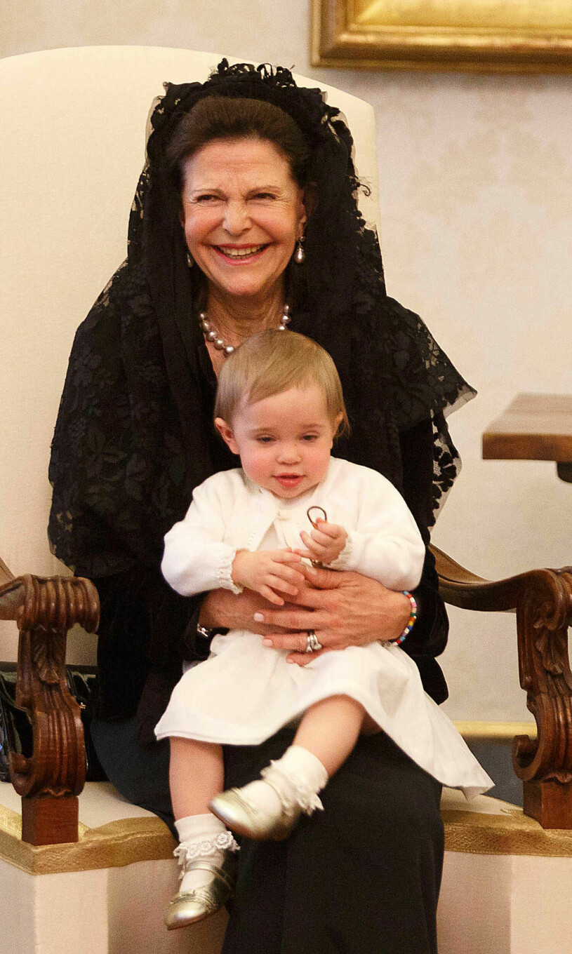Silvia kan inte säga det nog – som hon älskar sina barnbarn! Det är ju livets efterrätt. Här har hon en liten Leonore i famnen 2015. Drottning Silvia med barnbarnet prinsessan Leonore i famnen 2015 när de träffade påven