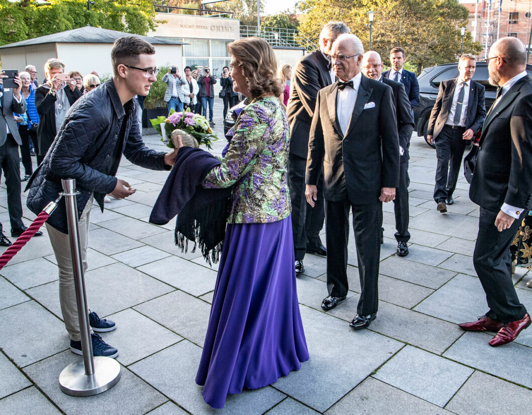 Drottning Silvia träffade ett kungligt fan i vimlet. drottning silvia malmö opera