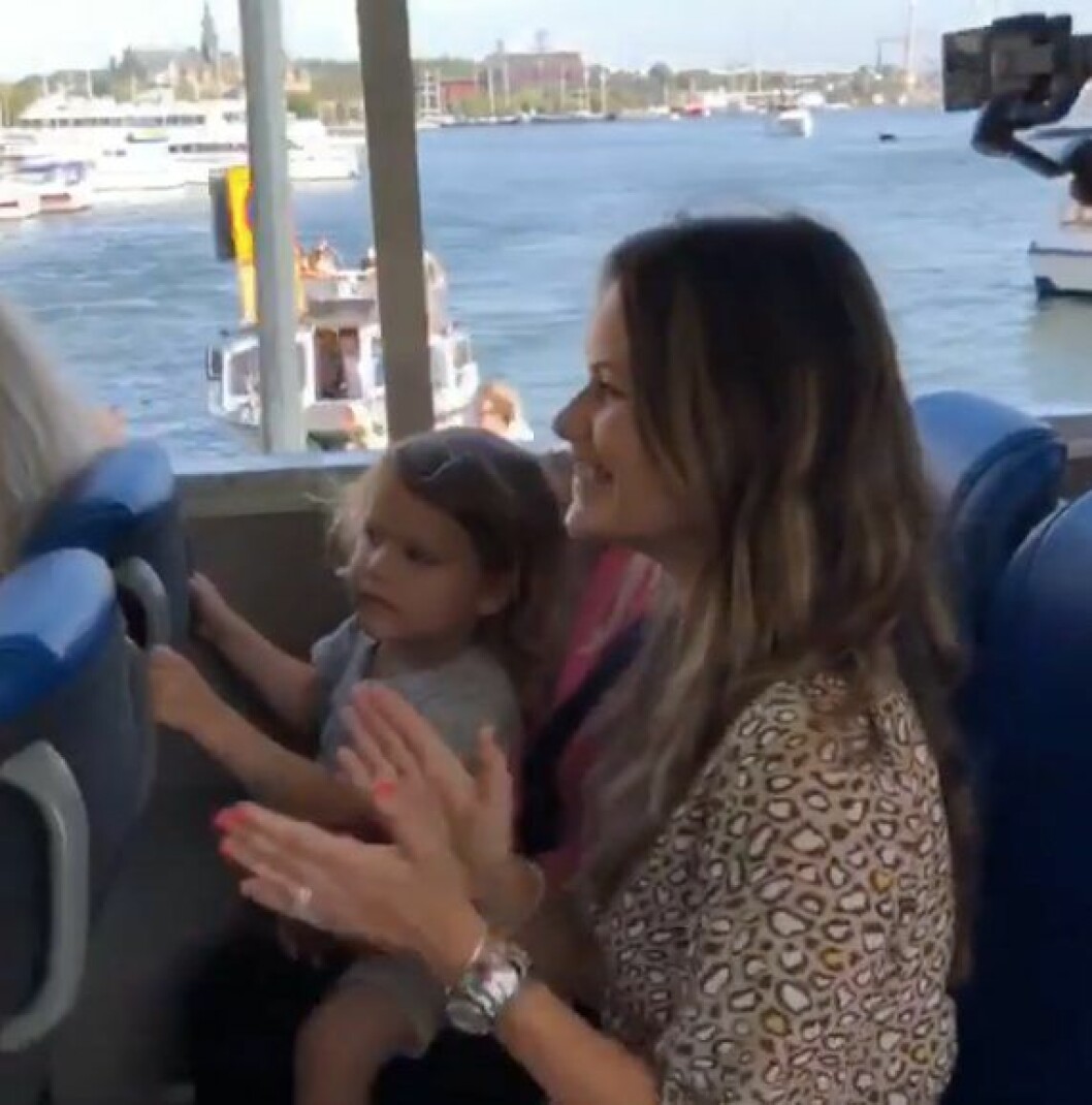 Prinsessan Sofia och prins Alexander sjöng med i födelsedagssången för kaptenen. Prinsessan Sofia och prins Alexander åker Oceanbus