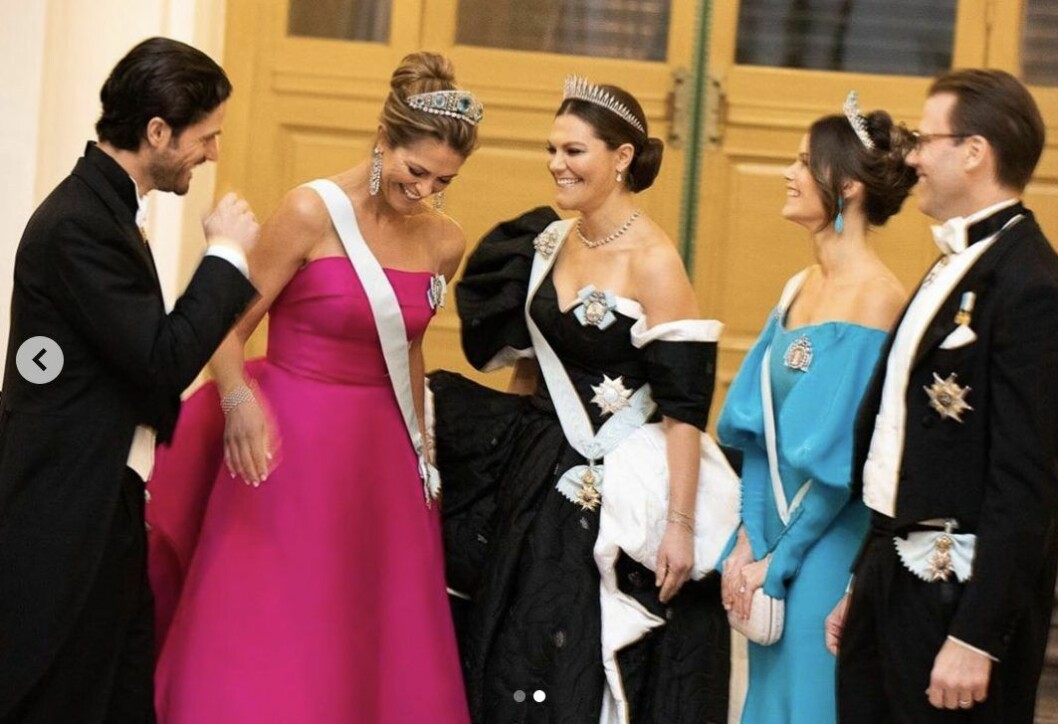 Den här bilderna togs på Kungliga slottet, innan paradlimousinerna rullade iväg till Konserthuset. Skön stämning eller hur?! Carl Philip, Madeleine, Victoria, Sofia och Daniel före Nobel 2019 på hovets egen bild