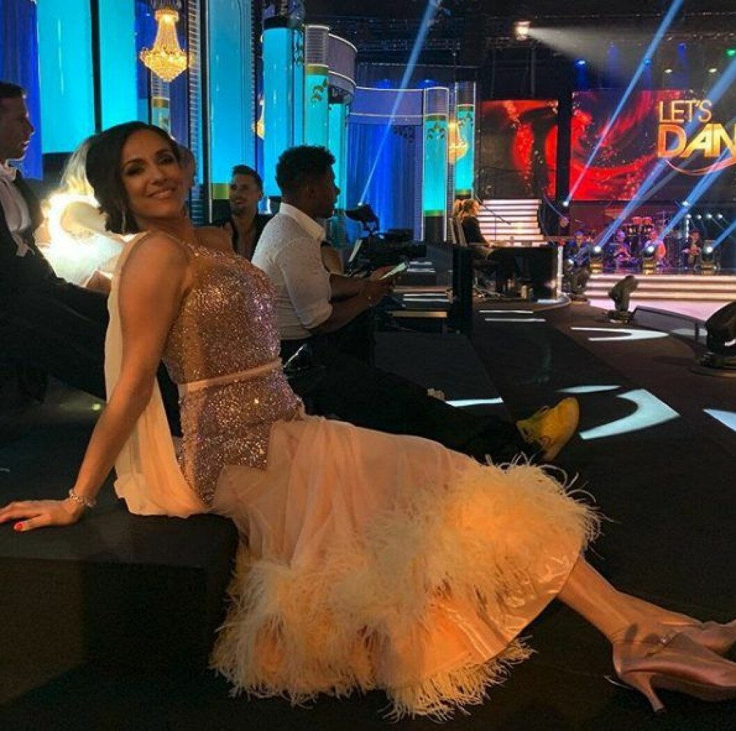 Paljetter och fjädrar! Bathina Philipson i kvällens läckra klänning. Bathina Philipson dansar American Smooth i Let's Dance 2020