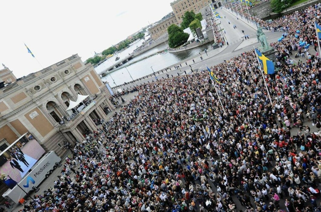 Det var fullsatt framför storbildsskärmen på Gustav Adolfs torg. Folkhavet under Victorias och Daniels bröllop 19 juni 2010.