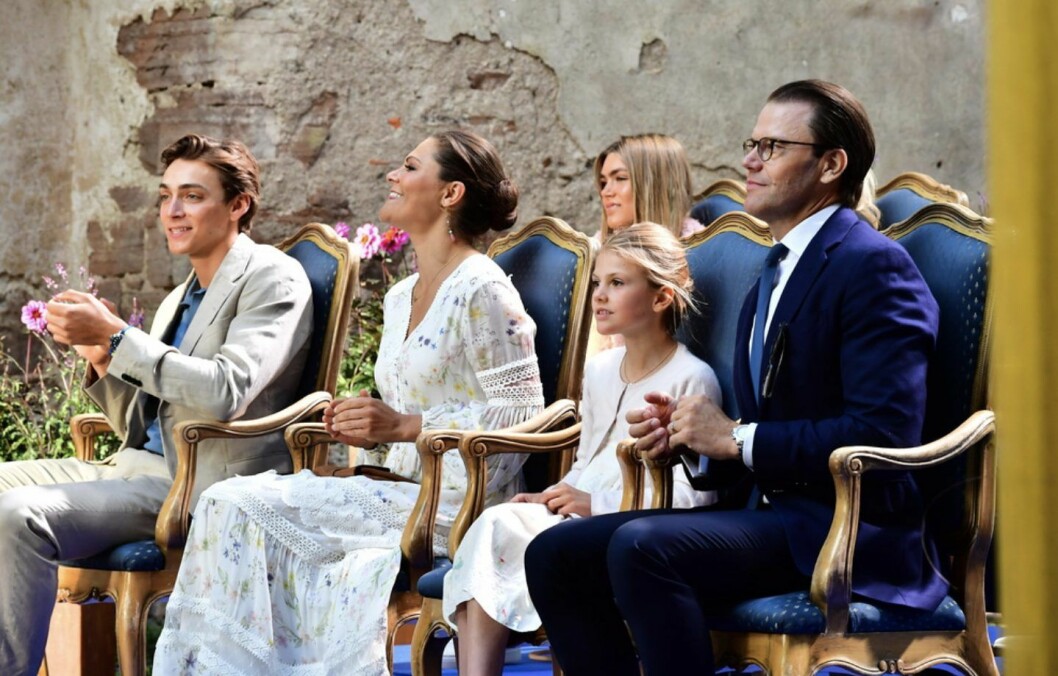 Prinsessan Estelle sitter bredvid sina föräldrar, Victoria och Daniel, och Armand Duplantis, som är årets Victoriastipendiat. Kungligheterna uppskattade musiken!