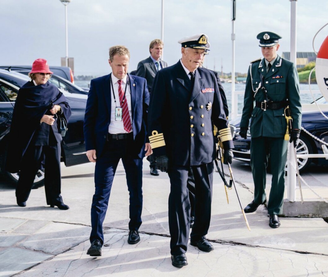 Kungen på besök, tillsynes pigg. 