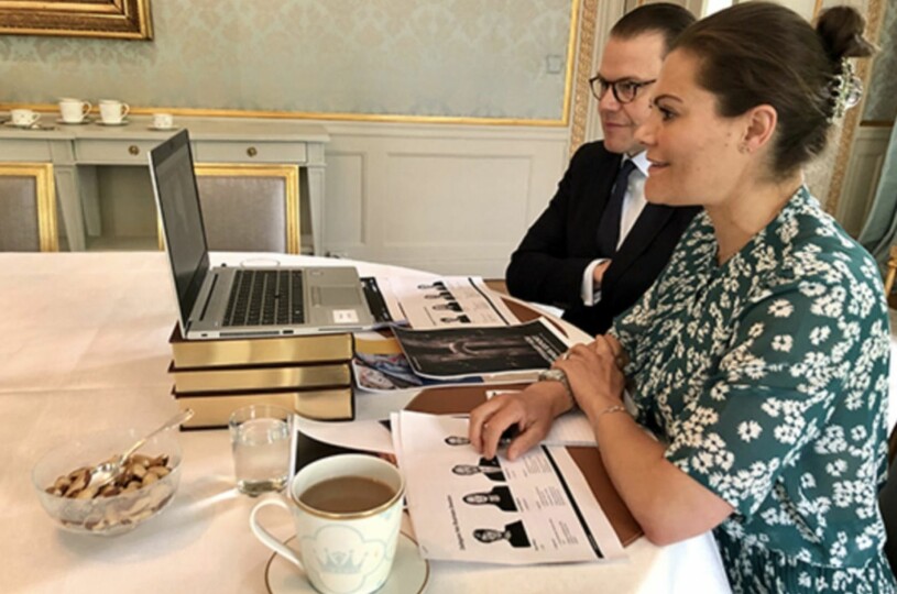 Det är så här det brukar se ut när Victoria och Daniel hemmajobbar. Kronprinsessan Victoria Prins Daniel framför datorn i matsalen Haga slott