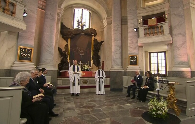 Kungafamiljen samlad. Överhovpredikanten Johan Dalman och hovpastorn Michael Bjerkhagen ledde den tv-sända minnesgudstjänsten. Minnesceremoni Covid-19 Drottningholms slottskyrka Kungafamiljen