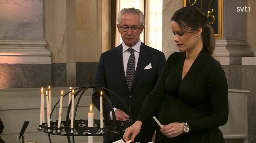 Prinsessan Sofia som väntar barn när som helst. Till vänster Tord Magnuson. Prinsessan Sofia Höggravid Tord Magnuson Minnesceremoni Drottningholm Drottningholms slottskyrka