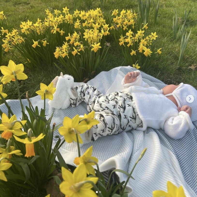 Drottning Elizabeths barnbarnsbarn August i det hem där Meghans och Harrys Archie egentligen skulle ha bott. Prinsessan Eugenie son August Frogmore Cottage