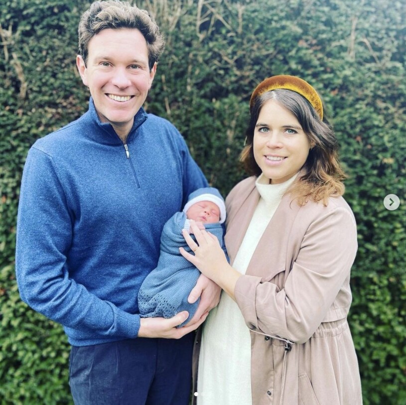 Prinsessan Eugenie är dotter till prins Andrew och Fergie och beskrivs som den enda i kungafamiljen som fortfarande har en bra relation med Harry och Meghan. Här hemma på Frogmore med sin man Jack och sonen August. Prinsessan Eugenie man Jack Brooksbank son August