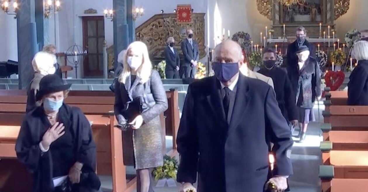 Drottning Sonja, kronprinsessan Mette-Marit och kung Harald. Mette-Marit, drottning Sonja och kung Harald