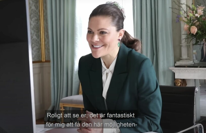 Kronprinsessan Victoria framför jobbdatorn, klädd i grönt och på sitt bästa morgonhumör. Kronprinsessan Victoria Möte UD:s Diplomatprogram 2021