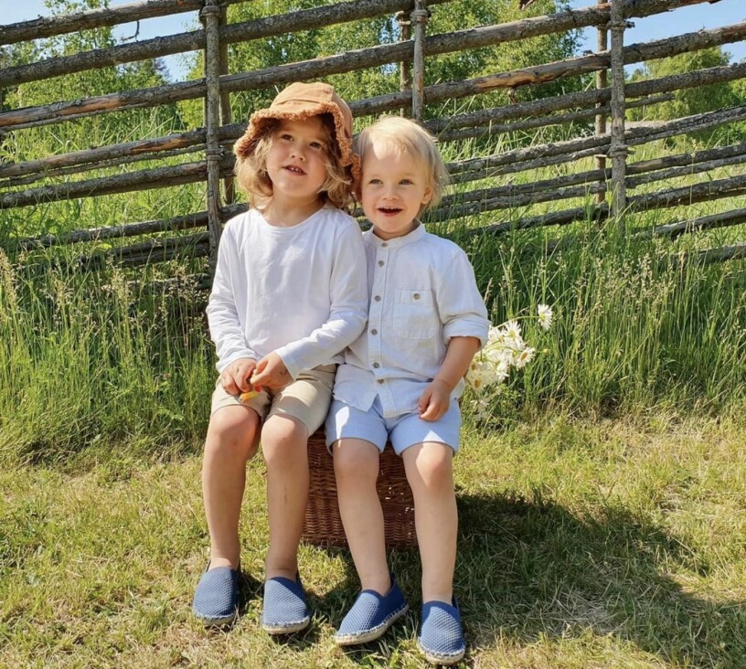 Prinsarna Alexander och Gabriel framför den nya, fina gärdesgården som markerar tomtgränsen.