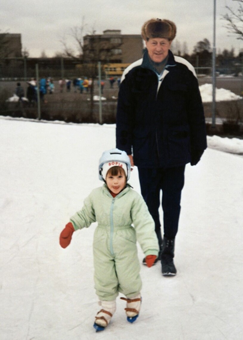 Morfar Herbert är faktiskt så hemlig att han inte har fastnat på en enda publicerad bild. Så vi får hålla till godo med Sofia som isprinsessa tillsammans med sin farfar Stig. Prinsessan Sofia Hellqvist med sin farfar Stig Hellqvist
