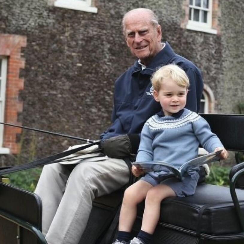 Prins Wiliams privata bild: George på kuskbocken bredvid farfarsfar prins Philip, då 93. Prins Philip Prins George