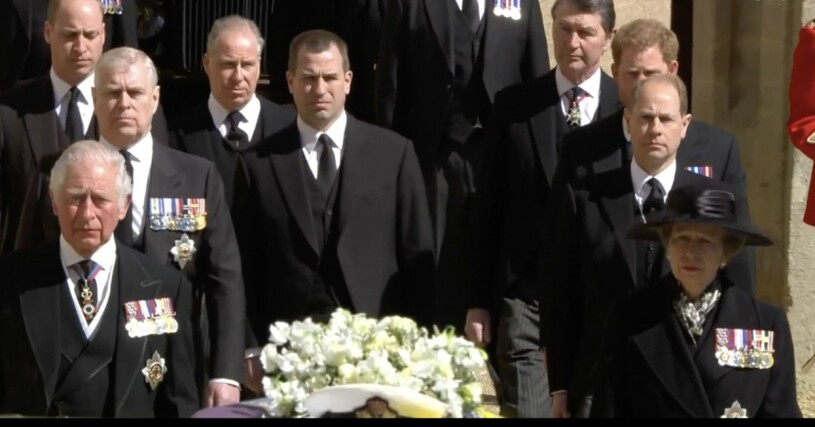Prins Harry och prins William hölls på mer än en armlängds avstånd under begravningsprocessionen. prins harry prins william