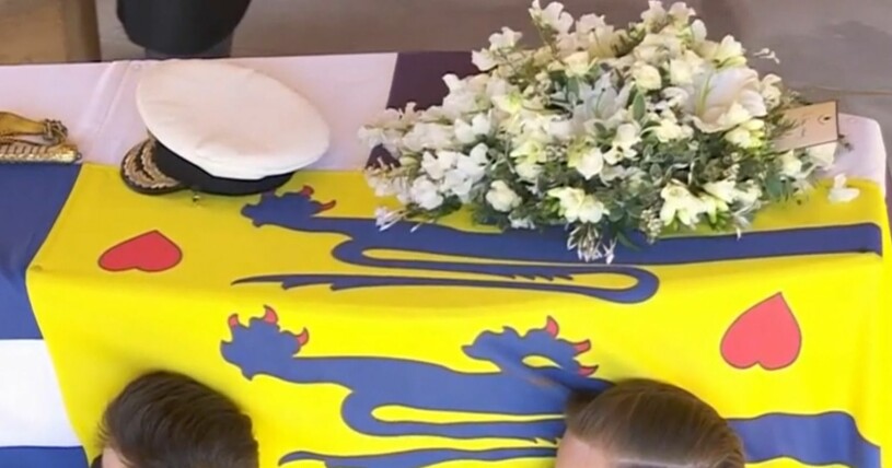 Drottning Elizabeths sista ord till prins Philip, på det vita kortet med svart sorgkant. Prins Philips kista Drottning Elizabeth Blommor Krans sista ord