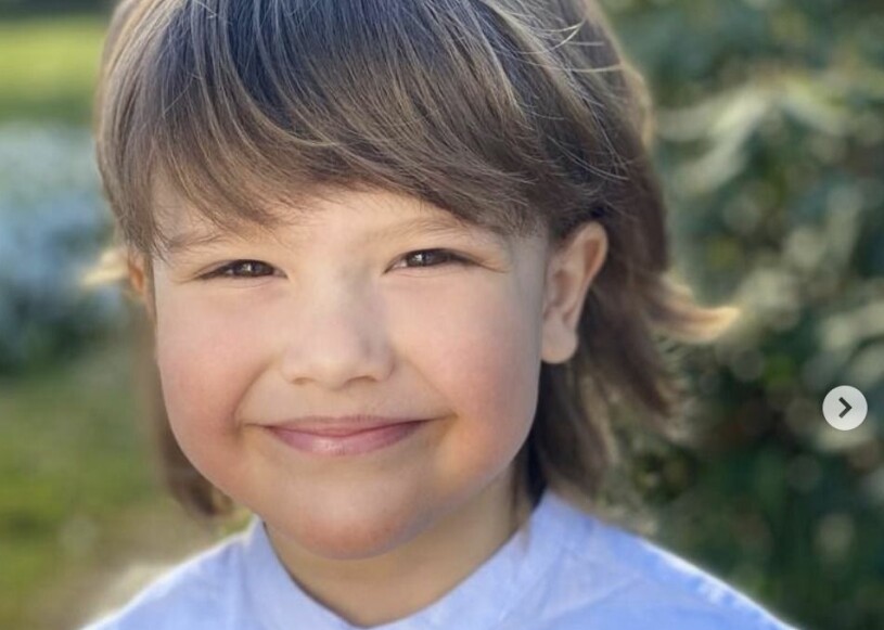 ”Idag firar vi vår charmiga, nyfikna och busiga 5-åring” skrev prinsessan Sofia häromdagen till prins Alexanders födelsedagsbild på Instagram. Prins Alexander 5 år Födelsedagsbild 2021