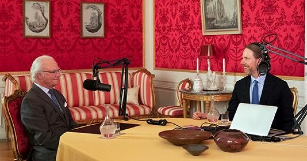 Kungen poddar med Kristoffer Triumf i Röda matsalen på Stockholms slott. Kungen Kristoffer Triumf podd podcast Värvet