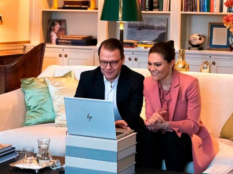 Victoria och Daniel i vardagsrumssoffan på Haga. Kronprinsessan Victoria Prins Daniel Haga slott biblioteket Videomöte