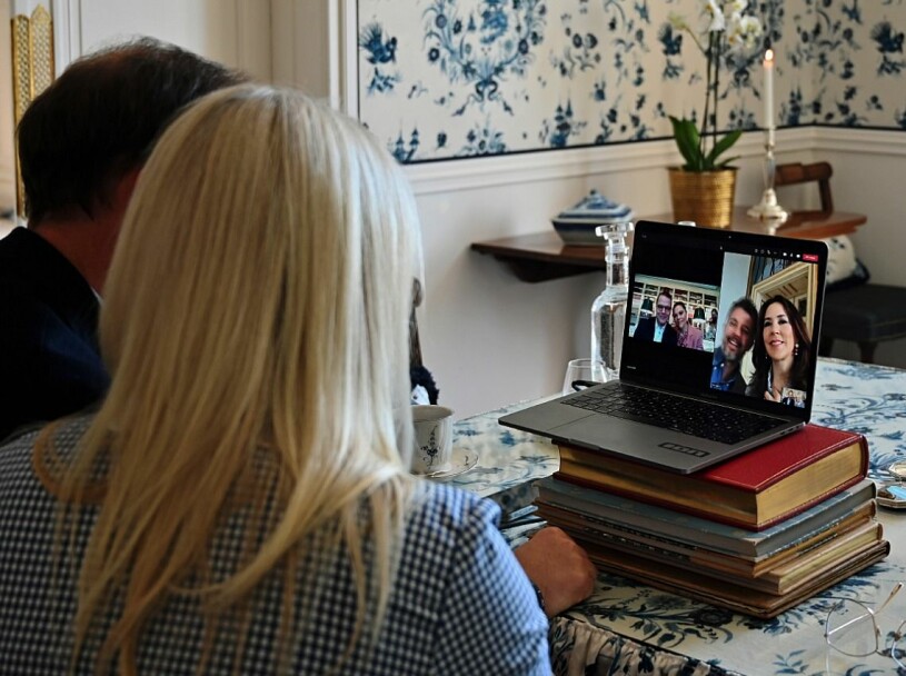 Så här roddade Mette-Marit och Haakon sitt videomöte på Skaugum. Kronprinsessan Mette-Marit Kronprins Haakon videomöte Skaugum