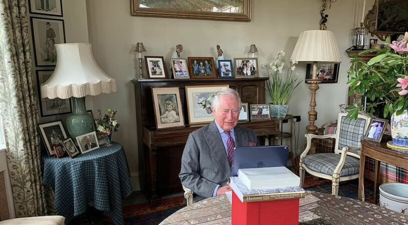 I vanliga fall ser det ut så här hemma hos prins Charles: Familjefoton precis överallt. Prins Charles Hemma hos Vardagsrum