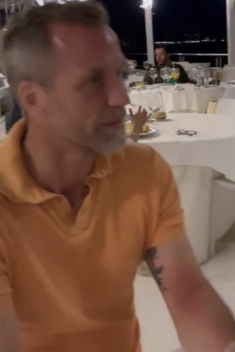 Där ser man tydligt tatueringen på Christian Bauers arm.