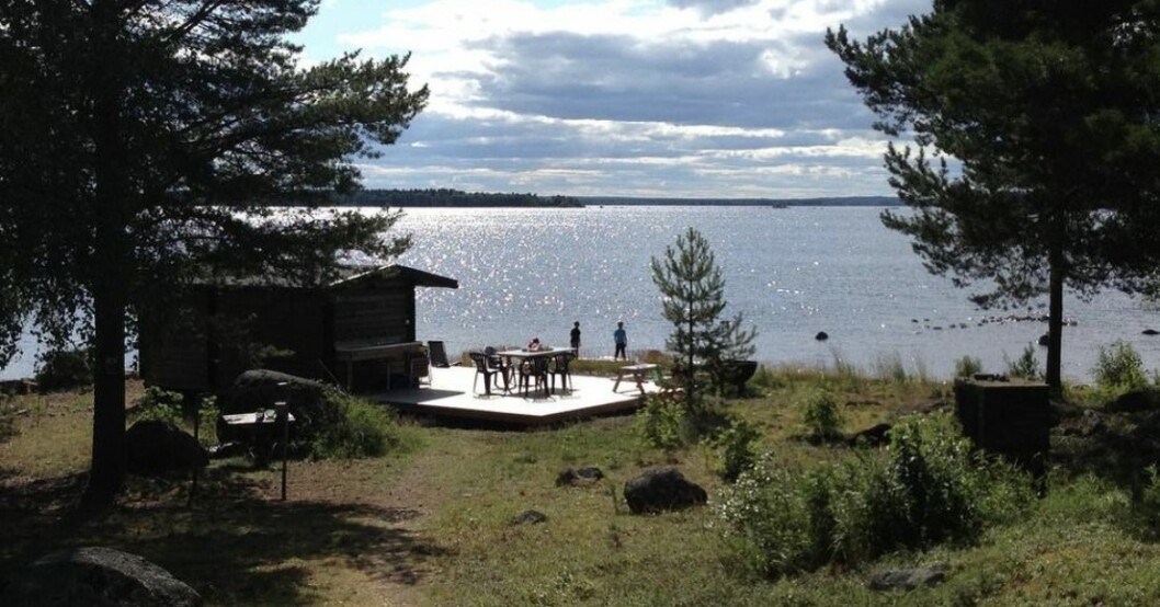 Den stuga som har veranda vid precis vid vattnet.