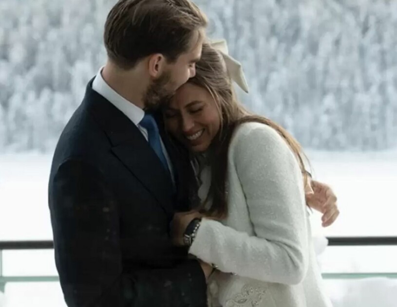 Bröllopsbilden från i vintras: Prins Philippos av ex-kungariket Grekland med sin brud Nina, som bar dräkt och vit jätterosett i håret. Prins Philippos bröllop med Nina Flohr 2021